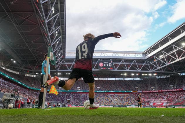 Niklas Beste (SC Freiburg, 19) Eckball , Deutschland, Fußball, 1. Runde, DFB Pokal, 2026 2027, Fortuna Düsseldorf vs. SC Freiburg, 23.08.2026, Merkur Spiel-Arena, Düsseldorf Düsseldorf Merkur Spiel-Arena Nordrhein-Westfalen Deutschland *** Niklas Beste, SC Freiburg, 19th corner kick, Germany, soccer, 1st round, DFB Cup, 2026–2027, Fortuna Düsseldorf vs. SC Freiburg, August 23, 2026, Merkur Spiel Arena, Düsseldorf, Merkur Spiel Arena, Düsseldorf, North Rhine-Westphalia, Germany Copyright: xArnexAmbergx