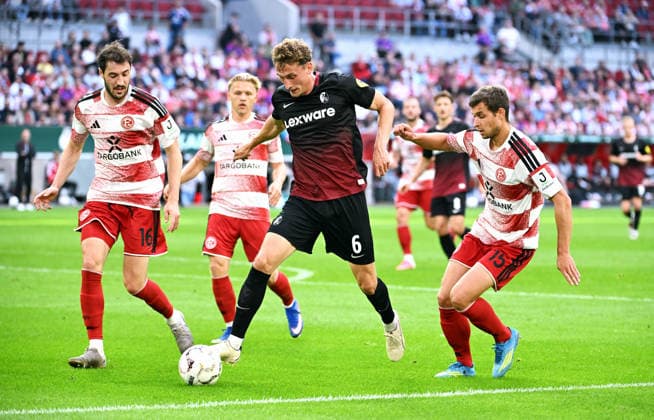 Düsseldorf, Germany, DFB Cup, 1. Round, Merkur-Spiel-Arena Düsseldorf, Fortuna Düsseldorf vs SC Freiburg; Marcel Benger (F95), Patrick Osterhage (SCF), Tim Oberdorf (F95). Action *** Düsseldorf, Germany, DFB Cup, 1st Round, Merkur Spiel Arena Düsseldorf, Fortuna Düsseldorf vs. SC Freiburg Marcel Benger (F95), Patrick Osterhage (SCF), Tim Oberdorf (F95) Action