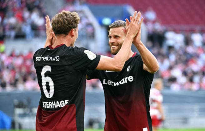 Düsseldorf, Germany, DFB Cup, 1. Round, Merkur-Spiel-Arena Düsseldorf, Fortuna Düsseldorf vs SC Freiburg; Lucas Höler (SCF) celebrates after scoring the 0:1 goal, together with Patrick Osterhage (SCF). Celebration, Joy, Action. *** Düsseldorf, Germany, DFB Cup, First Round, Merkur Spiel Arena Düsseldorf, Fortuna Düsseldorf vs. SC Freiburg; Lucas Höler (SCF) celebrates after scoring the 0-1 goal, along with Patrick Osterhage (SCF); Celebration, Joy, Action