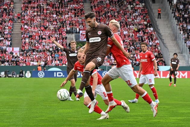 Mathias Rasmussen (FC St. Pauli) und Janne Sietan (Rot-Weiss Essen) im Zweikampf waehrend des DFB-Pokal Spiels zwischen Rot-Weiss Essen v FC St. Pauli, Stadion an der Hafenstrasse am 23. August 2026 in Essen, Deutschland. (Foto von Ralf Treese DeFodi Images) +++ Mathias Rasmussen (FC St. Pauli) und Janne Sietan (Rot-Weiss Essen) battle for the ball during the DFB-Pokal match between Rot-Weiss Essen v FC St. Pauli at Stadion an der Hafenstrasse on August 23, 2026 in Essen, Germany. (Photo by Ralf Treese DeFodi Images) (Photo by Ralf Treese DeFodi Images) - *** Mathias Rasmussen of FC St. Pauli and Janne Sietan of Rot-Weiss Essen battle for the ball during the DFB Cup match between Rot-Weiss Essen and FC St. Pauli at Stadion an der Hafenstrasse on August 23, 2026, in Essen, Germany. Photo by Ralf Treese, DeFodi Images. Mathias Rasmussen of FC St. Pauli and Janne Sietan of Rot-Weiss Essen battle for the ball during the DFB Cup match between Rot-Weiss Essen and FC St. Pauli at Stadion an der Hafenstrasse on August 23, 2026 in Essen, Germany Photo by Ralf Treese, DeFodi Images Photo by Ralf Treese, DeFodi Images