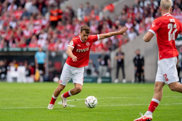 23.08.2026, GER Deutschland, Fussball, Saison 2026 2027, DFB-Pokal 1. Runde RW Essen - St. Pauli Marvin Obuz (Rot-Weiss Essen, 10) Einzelaktion; Ganzkörper Ganzkoerper ; Ball am Fuss; Essen Stadion an der Hafenstraße Nordrhein-Westfalen (NRW) Deutschland *** August 23, 2026, GER Germany, Soccer, 2026–2027 Season, DFB Cup, First Round: RW Essen vs. St. Pauli, Marvin Obuz, Rot-Weiss Essen, 10, individual play, full-body, ball at his feet, Essen Stadium on Hafenstraße, North Rhine-Westphalia (NRW), Germany Copyright: xnordphotoxGmbHx xChristianxSchulzex