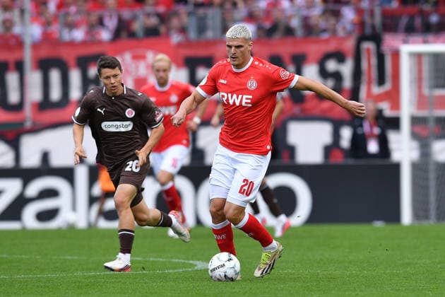 Fußball DFB-Pokal 1. Runde Rot-Weiss Essen - FC St. Pauli am 23.08.2026 im Stadion an der Hafenstraße in Essen Marek Janssen ( Essen ), vorne - Mathias Rasmussen ( St. Pauli ), hinten DFB regulations prohibit any use of photographs as image sequences and or quasi-video. *** Soccer, DFB Cup, First Round: Rot-Weiss Essen vs. FC St. Pauli on August 23, 2026, at the Stadion an der Hafenstraße in Essen. Marek Janssen (Essen) in the foreground; Mathias Rasmussen (St. Pauli) in the background. DFB regulations prohibit any use of photographs as image sequences and or quasi-video. xRx