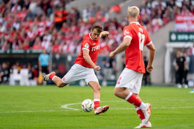 23.08.2026, GER Deutschland, Fussball, Saison 2026 2027, DFB-Pokal 1. Runde RW Essen - St. Pauli Marvin Obuz (Rot-Weiss Essen, 10) Einzelaktion; Ganzkörper Ganzkoerper ; Ball am Fuss; Essen Stadion an der Hafenstraße Nordrhein-Westfalen (NRW) Deutschland *** August 23, 2026, GER Germany, Soccer, 2026–2027 Season, DFB Cup, First Round: RW Essen vs. St. Pauli, Marvin Obuz, Rot-Weiss Essen, 10, individual play, full-body, ball at his feet, Essen Stadium on Hafenstraße, North Rhine-Westphalia (NRW), Germany Copyright: xnordphotoxGmbHx xChristianxSchulzex