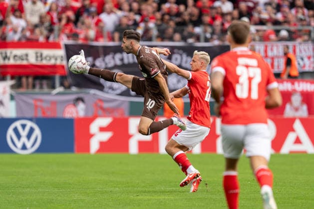 23.08.2026, GER Deutschland, Fussball, Saison 2026 2027, DFB-Pokal 1. Runde RW Essen - St. Pauli Martijn Kaars (FC St. Pauli, 19) nimmt den Ball in der Luft an, Janne Sietan (Rot-Weiss Essen, 22) Essen Stadion an der Hafenstraße Nordrhein-Westfalen (NRW) Deutschland *** August 23, 2026, GER Germany, Soccer, 2026–2027 Season, DFB Cup First Round: RW Essen vs. St. Pauli; Martijn Kaars of FC St. Pauli (No. 19) catches the ball in midair; Janne Sietan of Rot-Weiss Essen (No. 22); Essen Stadium on Hafenstraße, North Rhine-Westphalia (NRW), Germany Copyright: xnordphotoxGmbHx xChristianxSchulzex