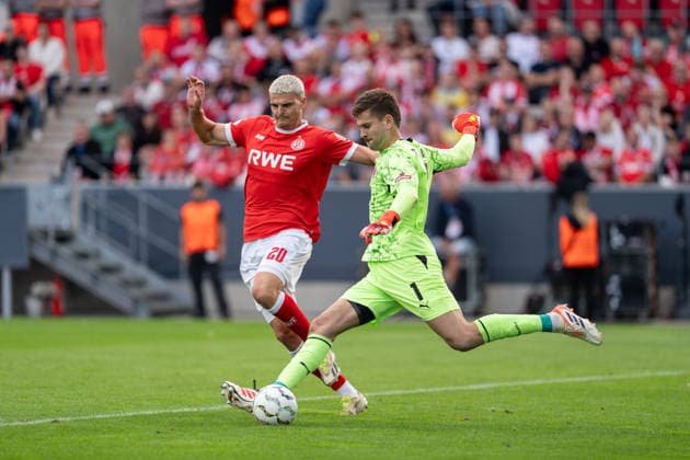 23.08.2026, GER Deutschland, Fussball, Saison 2026 2027, DFB-Pokal 1. Runde RW Essen - St. Pauli Zweikampf zwischen Ben Voll (FC St. Pauli, 1) und Marek Janssen (Rot-Weiss Essen, 20) Essen Stadion an der Hafenstraße Nordrhein-Westfalen (NRW) Deutschland *** August 23, 2026, GER Germany, Soccer, 2026–2027 Season, DFB Cup, First Round: RW Essen vs. St. Pauli; tackle between Ben Voll of FC St. Pauli (1) and Marek Janssen of Rot-Weiss Essen (20); Essen Stadium on Hafenstraße, North Rhine-Westphalia (NRW), Germany Copyright: xnordphotoxGmbHx xChristianxSchulzex