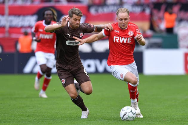 Fußball DFB-Pokal 1. Runde Rot-Weiss Essen - FC St. Pauli am 23.08.2026 im Stadion an der Hafenstraße in Essen Marcus Mathisen ( St. Pauli ), links - Tony Menzel ( Essen ), rechts DFB regulations prohibit any use of photographs as image sequences and or quasi-video. *** Soccer: DFB Cup First Round, Rot Weiss Essen vs. FC St. Pauli on August 23, 2026, at the Stadion an der Hafenstraße in Essen. Marcus Mathisen (St. Pauli), left; Tony Menzel (Essen), right. DFB regulations prohibit any use of photographs as image sequences and or quasi-video. xRx