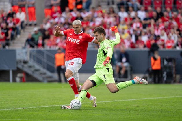 23.08.2026, GER Deutschland, Fussball, Saison 2026 2027, DFB-Pokal 1. Runde RW Essen - St. Pauli Zweikampf zwischen Ben Voll (FC St. Pauli, 1) und Marek Janssen (Rot-Weiss Essen, 20) Essen Stadion an der Hafenstraße Nordrhein-Westfalen (NRW) Deutschland *** August 23, 2026, GER Germany, Soccer, 2026–2027 Season, DFB Cup, First Round: RW Essen vs. St. Pauli; tackle between Ben Voll of FC St. Pauli (1) and Marek Janssen of Rot-Weiss Essen (20); Essen Stadium on Hafenstraße, North Rhine-Westphalia (NRW), Germany Copyright: xnordphotoxGmbHx xChristianxSchulzex