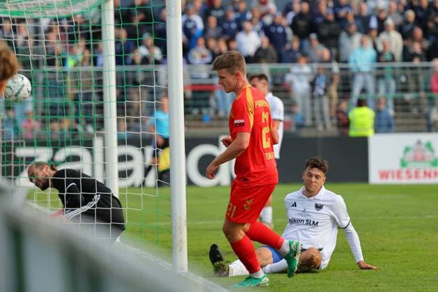 23.08.26, GER, DFB-Pokal, Fussball, 1.Runde, Saison 2026 2027, Dietmar-Scholze-Stadion an der Lohmuehle, 1.FC Phönix Lübeck vs SC Paderborn 07 Tor zum 0:1. Torschütze Torschuetze Jano ter Horst (SC Paderborn 07 21) trifft zum 0:1 ins Tor von Torwart Tim Kips (1.FC Phoenix Luebeck 01) Foto nordphoto GmbH Tauchnitz Luebeck Dietmar-Scholze-Stadion an der Lohmuehle SH Germany *** August 23, 2026, Germany, DFB Cup, Soccer, 1st Round, 2026–2027 Season, Dietmar Scholze Stadium an der Lohmuehle, 1 FC Phönix Lübeck vs. SC Paderborn 07 Goal: 0–1 Scorer: Jano ter Horst (SC Paderborn 07) scores the 0–1 goal past goalkeeper Tim Kips. 1 FC Phönix Lübeck 01 Photo: nordphoto GmbH Tauchnitz Lübeck, Dietmar Scholze Stadium an der Lohmuehle, SH, Germany Copyright: xnordphotoxGmbHx xTauchnitzx