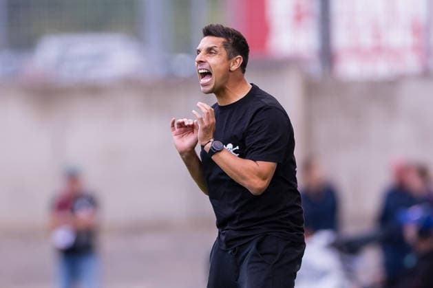 23.08.2026, Fussball, 1. Runde im DFB-Pokal, Rot-Weiss Essen - FC St. Pauli. Trainer Marcel Rapp (FC St. Pauli) gibt Anweisungen. Essen Stadion an der Hafenstraße NRW Deutschland xRHR-FOTO DEx *** August 23, 2026, Soccer, 1st Round of the DFB Cup, Rot Weiss Essen vs. FC St. Pauli; Coach Marcel Rapp of FC St. Pauli gives instructions at the Essen Stadium on Hafenstraße, North Rhine-Westphalia, Germany; xRHR PHOTO DEx Copyright: DennisxEwert RHR-FOTOx RHR-FOTO DE