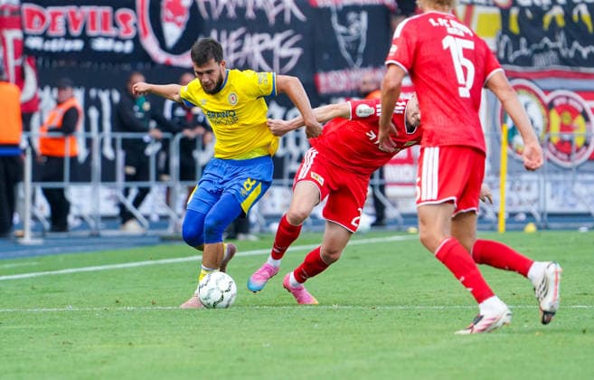 Deutschland: Fussball DFB-Pokal 2026 2027, 1. Runde - Eintracht Braunschweig - 1. FC Union Berlin - Eintracht-Stadion (Braunschweig): im Zweikampf Mehmet AydÄ±n Mehmet Aydin (Eintracht Braunschweig, 8) Michel Aebischer (1. FC Union Berlin, 20) *** Germany Soccer DFB Cup 2026–2027, First Round: Eintracht Braunschweig 1, 1. FC Union Berlin, Eintracht Stadium Braunschweig—Mehmet Aydin (Eintracht Braunschweig) in a tackle; Michel Aebischer (1. FC Union Berlin), 20 Copyright: xAymanxAlahmedx