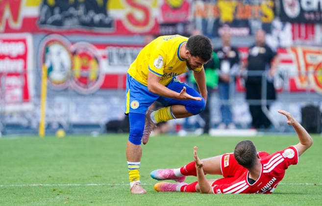 Deutschland: Fussball DFB-Pokal 2026 2027, 1. Runde - Eintracht Braunschweig - 1. FC Union Berlin - Eintracht-Stadion (Braunschweig): Auseinandersetzung zwischen Spielern Mehmet AydÄ±n Mehmet Aydin (Eintracht Braunschweig, 8) Michel Aebischer (1. FC Union Berlin, 20) *** Germany Soccer DFB Cup 2026–2027, First Round: Eintracht Braunschweig 1, 1. FC Union Berlin, Eintracht Stadium, Braunschweig; altercation between players Mehmet AydÄ±n (Eintracht Braunschweig) and Michel Aebischer (1. FC Union Berlin), 8, 20 Copyright: xAymanxAlahmedx