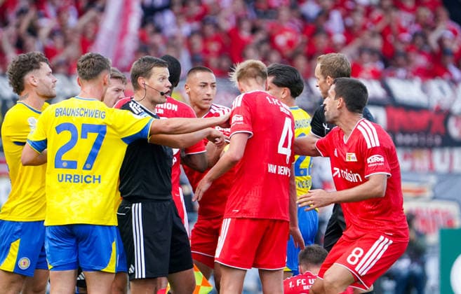 Deutschland: Fussball DFB-Pokal 2026 2027, 1. Runde - Eintracht Braunschweig - 1. FC Union Berlin - Eintracht-Stadion (Braunschweig): Schiedsrichter Sören Storks Rani Khedira (1. FC Union Berlin, 8) *** Germany Soccer DFB Cup 2026–2027, First Round: Eintracht Braunschweig vs. 1. FC Union Berlin at Eintracht Stadium Braunschweig; Referee: Sören Storks; Rani Khedira, 1. FC Union Berlin, 8 Copyright: xAymanxAlahmedx