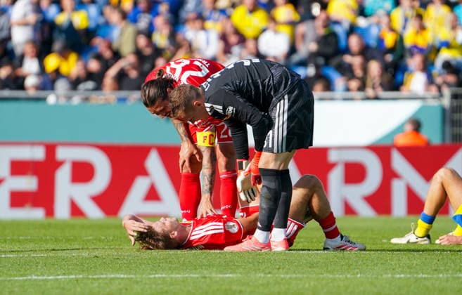 Deutschland: Fussball DFB-Pokal 2026 2027, 1. Runde - Eintracht Braunschweig - 1. FC Union Berlin - Eintracht-Stadion (Braunschweig):™ Verletzung des Spielers Leopold Querfeld (1. FC Union Berlin, 14) *** Germany Soccer DFB Cup 2026–2027, 1st Round: Eintracht Braunschweig vs. 1. FC Union Berlin at Eintracht Stadium Braunschweig™; injury to Leopold Querfeld of 1. FC Union Berlin, 14 Copyright: xAymanxAlahmedx