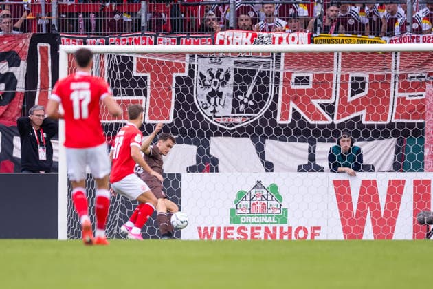 23.08.2026, Fussball, 1. Runde im DFB-Pokal, Rot-Weiss Essen - FC St. Pauli. Martijn Kaars (FC St. Pauli) trifft das leere Tor nicht. Essen Stadion an der Hafenstraße NRW Deutschland xRHR-FOTO DEx *** August 23, 2026, Soccer, 1st Round of the DFB Cup, Rot Weiss Essen vs. FC St. Pauli, Martijn Kaars, FC St. Pauli misses an empty net, Essen Stadium on Hafenstraße, North Rhine-Westphalia, Germany, xRHR PHOTO DEx Copyright: DennisxEwert RHR-FOTOx RHR-FOTO DE