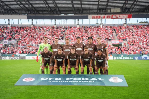 Deutschland: Fussball, DFB-Pokal 2026 27, 1. Runde, Stadion an der Hafenstraße, Essen - Bergeborbeck, Rot-Weiss Essen vs. FC St. Pauli: Mannschaftsfoto St. Pauli 1. Runde DFB-Pokal *** German Soccer, 2026–27 DFB Cup, First Round, Stadion an der Hafenstraße, Essen-Bergeborbeck, Rot-Weiss Essen vs. FC St. Pauli, St. Pauli Team Photo, First Round of the DFB Cup Copyright: xMichelxWittex