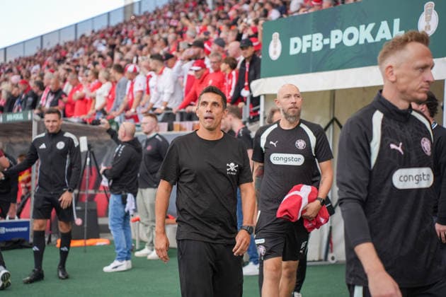 Deutschland: Fussball, DFB-Pokal 2026 27, 1. Runde, Stadion an der Hafenstraße, Essen - Bergeborbeck, Rot-Weiss Essen vs. FC St. Pauli: Marcel Rapp (Trainer, FC St. Pauli) *** German Soccer, 2026–27 DFB Cup, First Round, Stadion an der Hafenstraße, Essen-Bergeborbeck, Rot-Weiß Essen vs. FC St. Pauli (Coach: Marcel Rapp), FC St. Pauli Copyright: xMichelxWittex