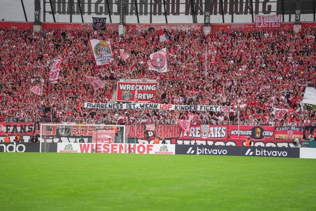 Deutschland: Fussball, DFB-Pokal 2026 27, 1. Runde, Stadion an der Hafenstraße, Essen - Bergeborbeck, Rot-Weiss Essen vs. FC St. Pauli: Spruchband im <essen-Blo *** German Soccer, 2026–27 DFB Cup, First Round, Stadion an der Hafenstraße, Essen Bergeborbeck, Rot-Weiss Essen vs. FC St. Pauli, Banner at the Essen Blo Copyright: xMichelxWittex