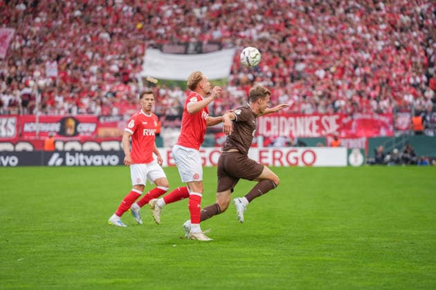 Deutschland: Fussball, DFB-Pokal 2026 27, 1. Runde, Stadion an der Hafenstraße, Essen - Bergeborbeck, Rot-Weiss Essen vs. FC St. Pauli: Tony Menzel (Rot-Weiss Essen, 8) und David Nemeth (FC St. Pauli, 4) *** German Soccer, 2026–27 DFB Cup, First Round, Stadion an der Hafenstraße, Essen-Bergeborbeck, Rot-Weiss Essen vs. FC St. Pauli: Tony Menzel (Rot-Weiss Essen), 8, and David Nemeth (FC St. Pauli), 4 Copyright: xMichelxWittex