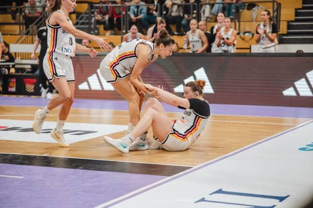 Eine Spielerin der deutschen Damen-Nationalmannschaft hilft einer am Boden liegenden Teamkollegin wieder auf die Beine. Im Hintergrund eilt eine weitere Spielerin mit der Nummer 19 herbei. Deutschland A-Natio DamenBB: Spielerin hilft Teamkollegin vom Parkett auf *** A player on the German women s national team helps a teammate who is lying on the floor back to her feet. In the background, another player—number 19—rushes over. Germany A Women s National Team basketball player helps teammate up from the court. Copyright: xJoelxKruehlerx