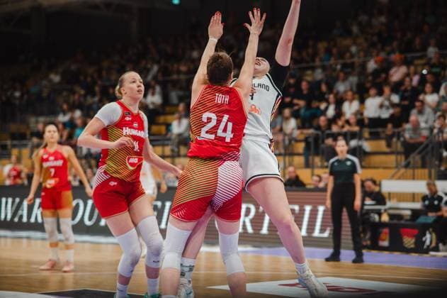 Franka Emília Tóth ( 24; Hungary) blockt eine deutsche Spielerin beim Sprungball in der Sparkassen-Arena Göttingen. Beide Spielerinnen strecken die Arme in die Höhe, während ungarische Mitspielerinnen die Szene beobachten. Franka Emília Tóth ( 24; Hungary) im Zweikampf gegen Deutschland *** Franka Emília Tóth, 24, of Hungary, blocks a German player during a jump ball at the Sparkassen Arena in Göttingen. Both players stretch their arms upward while their Hungarian teammates watch the action. Franka Emília Tóth, 24, of Hungary, in a one-on-one matchup against Germany Copyright: xJoelxKruehlerx