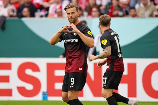 23.08.2026, xfanx, Fussball DFB Pokal 1.Runde, Fortuna Duesseldorf - SC Freiburg v.l. Torschütze Lucas Höler Hoeler (Freiburg) macht das Tor zum 1:0 für Freiburg und jubelt (DFL DFB REGULATIONS PROHIBIT ANY USE OF PHOTOGRAPHS as IMAGE SEQUENCES and or QUASI-VIDEO) Duesseldorf *** August 23, 2026, xfanx, Soccer DFB Cup 1st Round, Fortuna Düsseldorf vs. SC Freiburg: Goal scorer Lucas Höler (Hoeler) scores the 1–0 goal for Freiburg and celebrates. DFL and DFB regulations prohibit any use of photographs as image sequences and or quasi-video. Düsseldorf
