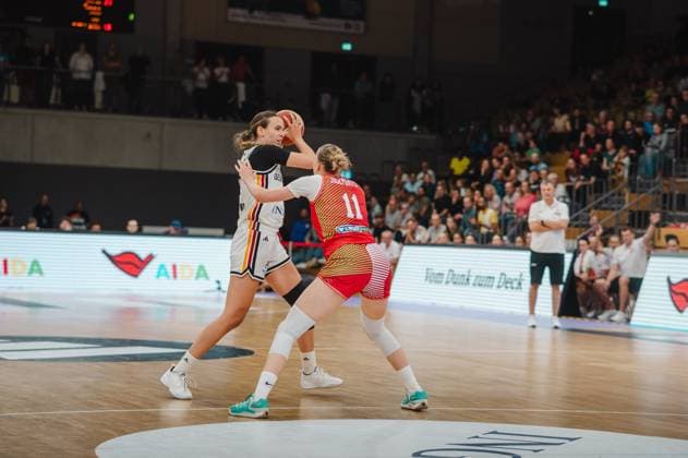 Eine Spielerin der deutschen Nationalmannschaft behauptet den Ball gegen Kinga Josepovits ( 11; Hungary) in der Sparkassen-Arena Göttingen. Die ungarische Verteidigerin setzt die Ballführerin unter Druck bei diesem intensiven Zweikampf. Kinga Josepovits ( 11; Hungary) im Zweikampf gegen Deutschland A-Natio *** A player on the German national team fights for the ball against Kinga Josepovits (No. 11, Hungary) at the Sparkassen Arena in Göttingen. The Hungarian defender puts pressure on the ball-handler in this intense one-on-one battle. Kinga Josepovits (No. 11, Hungary) in a one-on-one battle against Germany s A National Team. Copyright: xJoelxKruehlerx