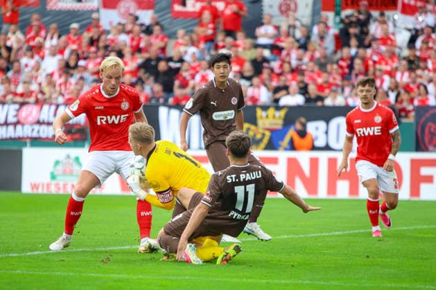 23.08.2026, GER, Fussball, Herren, DFB-Pokal, Saison 2026 2027, Rot-Weiss Essen - St. Pauli Arkadiusz Pyrka (Pauli) und Jakob Golz (RWE) im Kampf um den Ball Essen Stadion an der Hafenstraße Nordrhein-Westfalen Deutschland *** August 23, 2026, GER, Soccer, Men s, DFB Cup, 2026–2027 Season, Rot-Weiss Essen vs. St. Pauli—Arkadiusz Pyrka (St. Pauli) and Jakob Golz (RWE) battle for the ball at Essen s Stadion an der Hafenstraße, North Rhine-Westphalia, Germany Copyright: xAdrianxSchlüterx