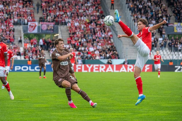 Hohes Bein von Max Geschwill (Rot-Weiss Essen, 06), GER Rot-Weiss Essen vs. FC St. Pauli, Fussball, DFB Pokal, Runde 1, Hauptrunde 2026 2027, 23.08.2026 DFB DFL REGULATIONS PROHIBIT ANY USE OF PHOTOGRAPHS AS IMAGE SEQUENCES AND OR QUASI-VIDEO, GER Rot-Weiss Essen vs. FC St. Pauli, Fussball, DFB Pokal, Runde 1, Hauptrunde 2026 2027, 23.08.2026 Essen *** Max Geschwill of Rot-Weiss Essen kicks the ball high, 06, GER Rot-Weiss Essen vs. FC St. Pauli, Soccer, DFB Cup, Round 1, Main Round 2026–2027, August 23, 2026 DFB DFL regulations prohibit any use of photographs as image sequences and or quasi-video, GER Rot-Weiss Essen vs. FC St. Pauli, soccer, DFB Cup, Round 1, Main Round 2026–2027, August 23, 2026, Essen Copyright: xEibner-Pressefoto FabianxFriesex EP_FFE