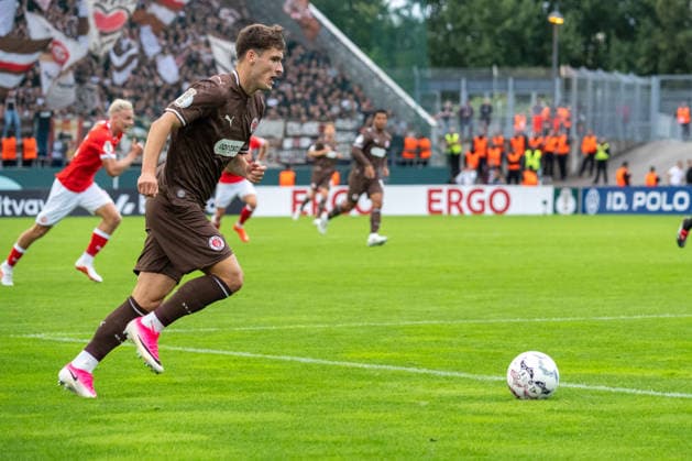 Angriff durch Arkadiusz Pyrka (FC St. Pauli, 11), GER Rot-Weiss Essen vs. FC St. Pauli, Fussball, DFB Pokal, Runde 1, Hauptrunde 2026 2027, 23.08.2026 DFB DFL REGULATIONS PROHIBIT ANY USE OF PHOTOGRAPHS AS IMAGE SEQUENCES AND OR QUASI-VIDEO, GER Rot-Weiss Essen vs. FC St. Pauli, Fussball, DFB Pokal, Runde 1, Hauptrunde 2026 2027, 23.08.2026 Essen *** Attack by Arkadiusz Pyrka, FC St. Pauli, 11, GER Rot-Weiss Essen vs. FC St. Pauli, Soccer, DFB Cup, Round 1, Main Round 2026–2027, August 23, 2026 DFB DFL regulations prohibit any use of photographs as image sequences and or quasi-video, GER Rot-Weiß Essen vs. FC St. Pauli, Soccer, DFB Cup, Round 1, Main Round 2026–2027, August 23, 2026, Essen Copyright: xEibner-Pressefoto FabianxFriesex EP_FFE