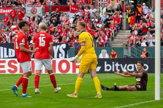 Martijn Kaars (FC St. Pauli, 19) reklamiert, GER Rot-Weiss Essen vs. FC St. Pauli, Fussball, DFB Pokal, Runde 1, Hauptrunde 2026 2027, 23.08.2026 DFB DFL REGULATIONS PROHIBIT ANY USE OF PHOTOGRAPHS AS IMAGE SEQUENCES AND OR QUASI-VIDEO, GER Rot-Weiss Essen vs. FC St. Pauli, Fussball, DFB Pokal, Runde 1, Hauptrunde 2026 2027, 23.08.2026 Essen *** Martijn Kaars, FC St. Pauli, 19th minute, GER Rot-Weiss Essen vs. FC St. Pauli, Soccer, DFB Cup, Round 1, Main Round 2026–2027, August 23, 2026 DFB DFL regulations prohibit any use of photographs as image sequences and or quasi-video, GER Rot-Weiss Essen vs. FC St. Pauli, soccer, DFB Cup, Round 1, Main Round 2026–2027, August 23, 2026, Essen Copyright: xEibner-Pressefoto FabianxFriesex EP_FFE