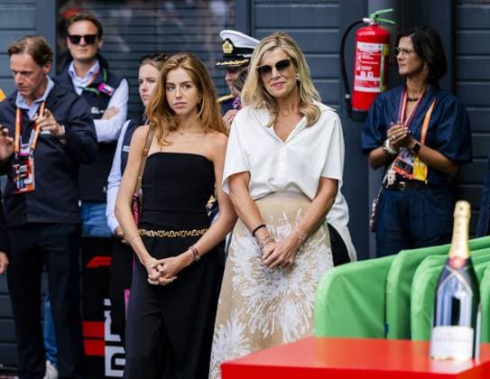 ZANDVOORT - Princess Alexia and Queen Maxima in the pit lane during the F1 Dutch Grand Prix at the Zandvoort Circuit. REMKO DE WAAL ANP xVIxANPxSportx xxANPxIVx 566116140 originalFilename: 566116140.jpg
