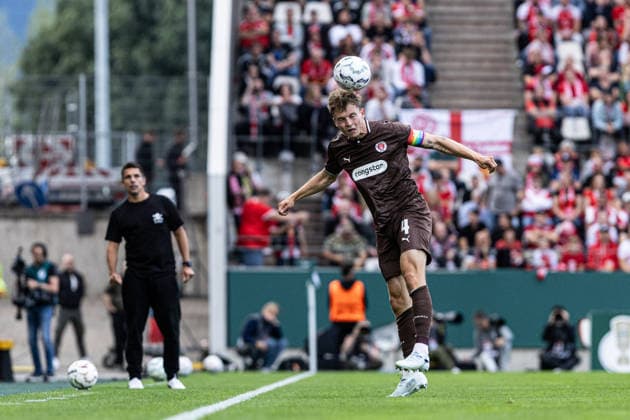 DFB-Pokal, 2026 2027, 1. Runde: Rot-Weiss Essen - FC St. Pauli; 23.08.2026 David Nemeth (FC St. Pauli, 4) DFB-Pokal, 2026 2027, 1. Runde: Rot-Weiss Essen - FC St. Pauli; Stadion an der Hafenstraße, Essen; 23.08.2026 DFB regulations prohibit any use of photographs as image sequences and or quasi video. *** DFB Cup, 2026–2027, 1st Round: Rot-Weiss Essen vs. FC St. Pauli, August 23, 2026; David Nemeth, FC St. Pauli, 4 DFB Cup, 2026–2027, First Round: Rot-Weiss Essen vs. FC St. Pauli, Stadion an der Hafenstraße, Essen, August 23, 2026. DFB regulations prohibit any use of photographs as image sequences and or quasi-video. Copyright: xBEAUTIFULxSPORTS Buriakovx