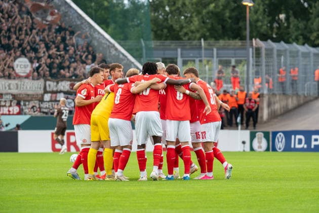 Die Essener Mannschaft vor dem Anstoss, GER Rot-Weiss Essen vs. FC St. Pauli, Fussball, DFB Pokal, Runde 1, Hauptrunde 2026 2027, 23.08.2026 DFB DFL REGULATIONS PROHIBIT ANY USE OF PHOTOGRAPHS AS IMAGE SEQUENCES AND OR QUASI-VIDEO, GER Rot-Weiss Essen vs. FC St. Pauli, Fussball, DFB Pokal, Runde 1, Hauptrunde 2026 2027, 23.08.2026 Essen *** The Essen team before kickoff, GER Rot Weiss Essen vs. FC St. Pauli, soccer, DFB Cup, Round 1, 2026–2027 Main Round, August 23, 2026 DFB DFL regulations prohibit any use of photographs as image sequences and or quasi-video, GER Rot Weiss Essen vs. FC St. Pauli, soccer, DFB Cup, Round 1, Main Round 2026–2027, August 23, 2026, Essen Copyright: xEibner-Pressefoto FabianxFriesex EP_FFE