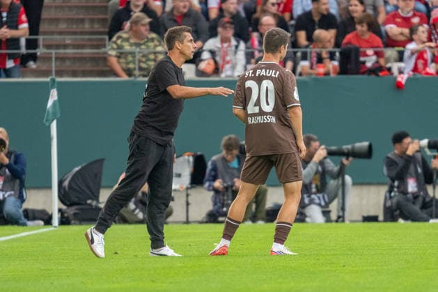Marcel Rapp (FC St. Pauli, Cheftrainer) Anweisungen an Mathias Rasmussen (FC St. Pauli, 20), GER Rot-Weiss Essen vs. FC St. Pauli, Fussball, DFB Pokal, Runde 1, Hauptrunde 2026 2027, 23.08.2026 DFB DFL REGULATIONS PROHIBIT ANY USE OF PHOTOGRAPHS AS IMAGE SEQUENCES AND OR QUASI-VIDEO, GER Rot-Weiss Essen vs. FC St. Pauli, Fussball, DFB Pokal, Runde 1, Hauptrunde 2026 2027, 23.08.2026 Essen *** Marcel Rapp, FC St. Pauli, Head Coach, giving instructions to Mathias Rasmussen, FC St. Pauli, 20, GER Rot-Weiss Essen vs. FC St. Pauli, Soccer, DFB Cup, Round 1, Main Round 2026–2027, August 23, 2026 DFB DFL regulations prohibit any use of photographs as image sequences and or quasi-video, GER Rot-Weiss Essen vs. FC St. Pauli, soccer, DFB Cup, Round 1, Main Round 2026–2027, August 23, 2026, Essen Copyright: xEibner-Pressefoto FabianxFriesex EP_FFE