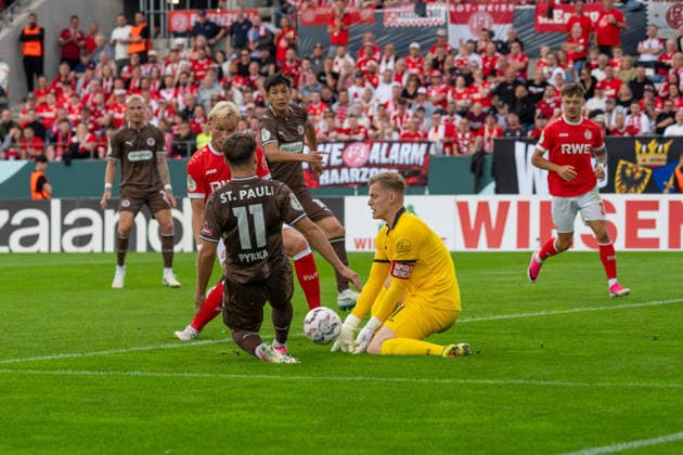 Arkadiusz Pyrka (FC St. Pauli, 11) rutscht unsanft in Jakob Golz (Rot-Weiss Essen, 01), GER Rot-Weiss Essen vs. FC St. Pauli, Fussball, DFB Pokal, Runde 1, Hauptrunde 2026 2027, 23.08.2026 DFB DFL REGULATIONS PROHIBIT ANY USE OF PHOTOGRAPHS AS IMAGE SEQUENCES AND OR QUASI-VIDEO, GER Rot-Weiss Essen vs. FC St. Pauli, Fussball, DFB Pokal, Runde 1, Hauptrunde 2026 2027, 23.08.2026 Essen *** Arkadiusz Pyrka, FC St. Pauli, 11, slides rough into Jakob Golz, Rot-Weiss Essen, 01, GER Rot-Weiss Essen vs. FC St. Pauli, Soccer, DFB Cup, Round 1, Main Round 2026–2027, August 23, 2026 DFB DFL regulations prohibit any use of photographs as image sequences and or quasi-video, GER Rot-Weiss Essen vs. FC St. Pauli, soccer, DFB Cup, Round 1, Main Round 2026–2027, August 23, 2026, Essen Copyright: xEibner-Pressefoto FabianxFriesex EP_FFE