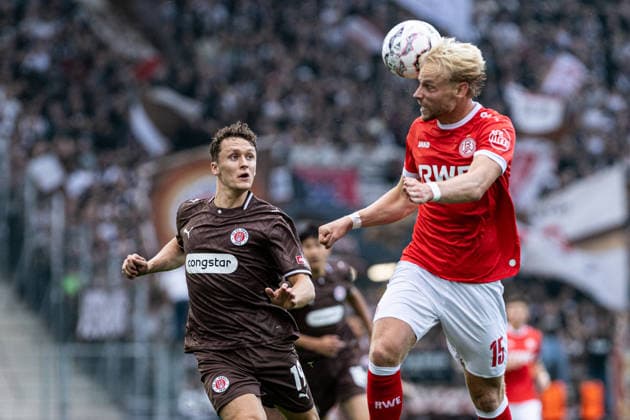 DFB-Pokal, 2026 2027, 1. Runde: Rot-Weiss Essen - FC St. Pauli; 23.08.2026 Martijn Kaars (FC St. Pauli, 19), Ben Hüning (Rot-Weiss Essen, 15) im Zweikampf. DFB-Pokal, 2026 2027, 1. Runde: Rot-Weiss Essen - FC St. Pauli; Stadion an der Hafenstraße, Essen; 23.08.2026 DFB regulations prohibit any use of photographs as image sequences and or quasi video. *** DFB Cup, 2026–2027, First Round: Rot-Weiss Essen vs. FC St. Pauli, August 23, 2026—Martijn Kaars (FC St. Pauli, 19) and Ben Hüning (Rot-Weiss Essen, 15) in a tackle—DFB Cup, 2026–2027, First Round: Rot-Weiss Essen vs. FC St. Pauli, Stadion an der Hafenstraße, Essen, August 23, 2026. DFB regulations prohibit any use of photographs as image sequences and or quasi-video. Copyright: xBEAUTIFULxSPORTS Buriakovx