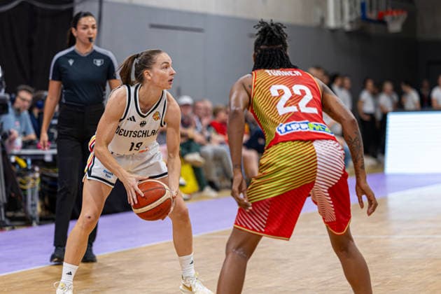 GOETTINGEN, GERMANY - AUGUST 23: Britta Daub (Germany, 19) with ball against Yvonne Nicole Turner (Hungary, 22) during the exhibition game, match between Germany vs. Hungary at Sparkassen-Arena on August 23, 2026 in Goettingen, Germany. Lower Saxony Germany Copyright: xBEAUTIFULxSPORTS Freudensteinx