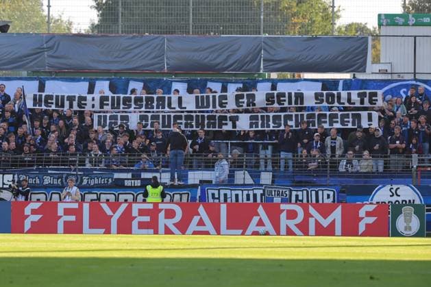 23.08.26, GER, DFB-Pokal, Fussball, 1.Runde, Saison 2026 2027, Dietmar-Scholze-Stadion an der Lohmuehle, 1.FC Phönix Lübeck vs SC Paderborn 07 Fahnen Banner Stimmung Emotionen Fans SC Paderborn 07 Banner Heute: Fussball wie er sein sollte VAR dauerhaft abschaffen! Foto nordphoto GmbH Tauchnitz Luebeck Dietmar-Scholze-Stadion an der Lohmuehle SH Germany *** August 23, 2026, GER, DFB Cup, Soccer, 1st Round, 2026–2027 Season, Dietmar Scholze Stadium an der Lohmuehle, 1 FC Phönix Lübeck vs. SC Paderborn 07: Flags, banners, atmosphere, emotions, fans, SC Paderborn 07 banner. Today: soccer as it should be. Abolish VAR for good. Photo: nordphoto GmbH, Tauchnitz, Lübeck, Dietmar Scholze Stadium an der Lohmuehle, SH, Germany Copyright: xnordphotoxGmbHx xTauchnitzx
