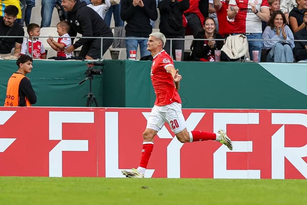 23.08.2026, GER, Fussball, Herren, DFB-Pokal, Saison 2026 2027, Rot-Weiss Essen - St. Pauli Marek Janssen (RWE) Torjubel, jubelt nach seinem Treffer zum 1:0 Essen Stadion an der Hafenstraße Nordrhein-Westfalen Deutschland *** August 23, 2026, GER, Soccer, Men s, DFB Cup, 2026–2027 Season, Rot-Weiss Essen vs. St. Pauli, Marek Janssen (RWE) celebrates his goal, making the score 1–0, at the Stadion an der Hafenstraße in Essen, North Rhine-Westphalia, Germany Copyright: xAdrianxSchlüterx