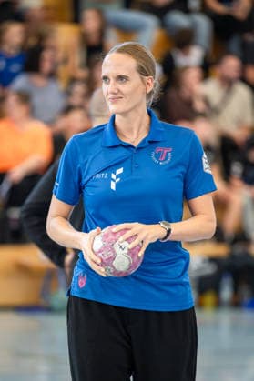Trainerin TUS Metzingen Miriam Hirsch DHB-Pokal: HSG Hunsrück TuS Metzingen Sohren *** TUS Metzingen Coach Miriam Hirsch, DHB Cup, HSG Hunsrück, TuS Metzingen, Sohren Copyright: xEibner-Pressefotox EP_EFS
