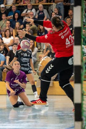 Lotta Röpcke Rückraum Mitte am Wurf (TUS) DHB-Pokal: HSG Hunsrück TuS Metzingen Sohren *** Lotta Röpcke, center back, taking a shot: TUS DHB Cup, HSG Hunsrück vs. TuS Metzingen, Sohren Copyright: xEibner-Pressefotox EP_EFS