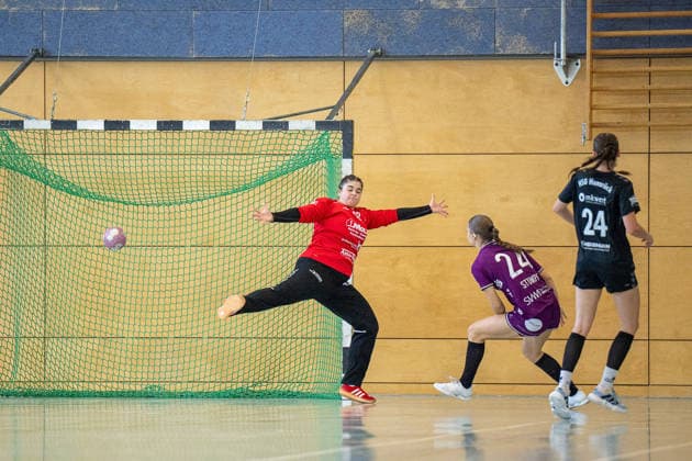 Torwurf Nina Schmall (Hunsrück), Marie Stumpf (Metzingen) Lina Wagner (24 hunsrück) DHB-Pokal: HSG Hunsrück TuS Metzingen Sohren *** Goalkeeper: Nina Schmall (Hunsrück), Marie Stumpf (Metzingen), Lina Wagner 24 (Hunsrück) DHB Cup HSG Hunsrück TuS Metzingen Sohren Copyright: xEibner-Pressefotox EP_EFS
