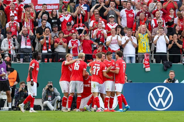 23.08.2026, GER, Fussball, Herren, DFB-Pokal, Saison 2026 2027, Rot-Weiss Essen - St. Pauli Marek Janssen (RWE) Torjubel, jubelt mit seiner Mannschaft nach dem Treffer zum 1:0 Essen Stadion an der Hafenstraße Nordrhein-Westfalen Deutschland *** August 23, 2026, GER, Soccer, Men s, DFB Cup, 2026–2027 season, Rot-Weiss Essen vs. St. Pauli, Marek Janssen (RWE) celebrates a goal, cheering with his team after scoring the 1–0 goal at the Essen Stadion an der Hafenstraße in North Rhine-Westphalia, Germany Copyright: xAdrianxSchlüterx