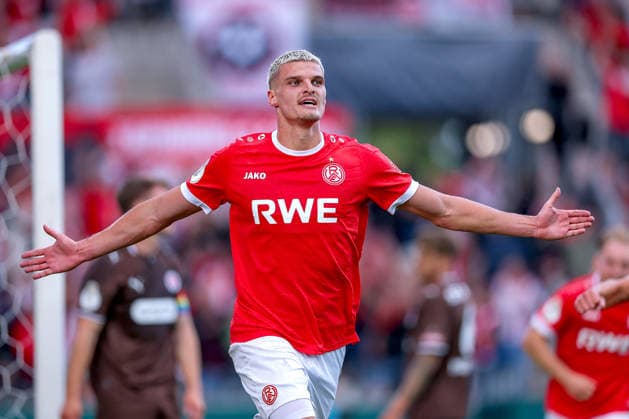 23.08.2026, Fußball, Rot-Weiss Essen - FC St. Pauli, 1. Runde DFB-Pokal 2026 27, Stadion an der Hafenstraße, Saison 2026 2027: Torjubel nach dem Tor zum 1:0 durch Torschütze Marek Janssen (RWE 20) DFB regulations prohibit any use of photographs as image sequences and or quasi-video. Nordrhein-Westfalen Deutschland *** August 23, 2026, Soccer, Rot Weiss Essen vs. FC St. Pauli, First Round of the 2026–27 DFB Cup, Stadion an der Hafenstraße, 2026–2027 season. Celebration after the 1–0 goal scored by Marek Janssen (RWE 20). DFB regulations prohibit any use of photographs as image sequences and or quasi-video. North Rhine-Westphalia, Germany