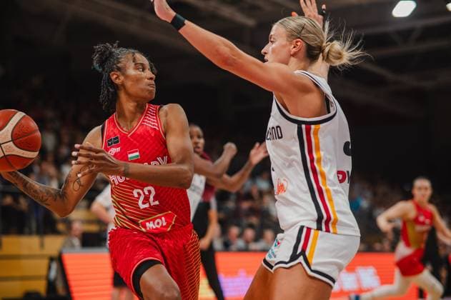 Yvonne Turner ( 22; Hungary) treibt den Ball voran und sucht eine Anspielstation, während eine Spielerin der deutschen Nationalmannschaft mit ausgestrecktem Arm den Weg versperrt. Die Szene findet in der Sparkassen-Arena in Göttingen vor vollem Publikum statt. Yvonne Turner ( 22; Hungary) im Zweikampf gegen Deutschland *** Yvonne Turner, No. 22 from Hungary, drives the ball forward and looks for a teammate to pass to, while a player from the German national team blocks her path with an outstretched arm. The scene takes place at the Sparkassen Arena in Göttingen in front of a full crowd. Yvonne Turner, No. 22 from Hungary, battles for the ball against Germany. Copyright: xJoelxKruehlerx