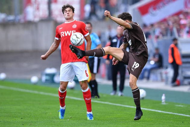 Fußball DFB-Pokal 1. Runde Rot-Weiss Essen - FC St. Pauli am 23.08.2026 im Stadion an der Hafenstraße in Essen Max Geschwill ( Essen ), links - Martijn Kaars ( St. Pauli ), rechts DFB regulations prohibit any use of photographs as image sequences and or quasi-video. *** Soccer: DFB Cup, First Round—Rot Weiss Essen vs. FC St. Pauli on August 23, 2026, at the Stadion an der Hafenstraße in Essen. Max Geschwill (Essen), on the left; Martijn Kaars (St. Pauli), on the right. DFB regulations prohibit any use of photographs as image sequences and or quasi-video. xRx