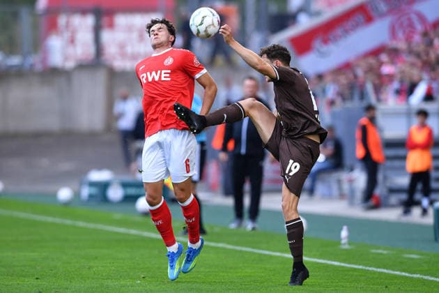Fußball DFB-Pokal 1. Runde Rot-Weiss Essen - FC St. Pauli am 23.08.2026 im Stadion an der Hafenstraße in Essen Max Geschwill ( Essen ), links - Martijn Kaars ( St. Pauli ), rechts DFB regulations prohibit any use of photographs as image sequences and or quasi-video. *** Soccer: DFB Cup, First Round—Rot Weiss Essen vs. FC St. Pauli on August 23, 2026, at the Stadion an der Hafenstraße in Essen. Max Geschwill (Essen), on the left; Martijn Kaars (St. Pauli), on the right. DFB regulations prohibit any use of photographs as image sequences and or quasi-video. xRx