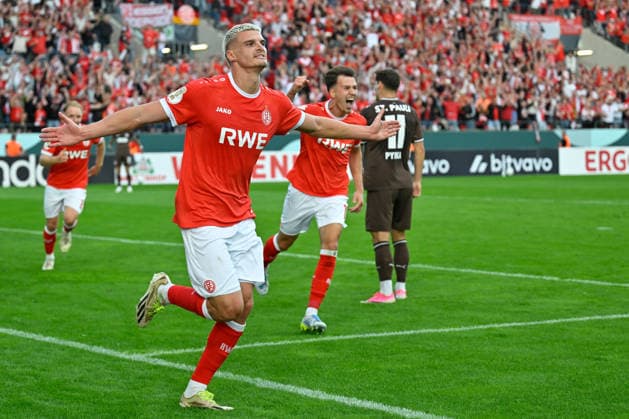 Essen, Stadion an der Hafenstrasse, 23.08.26, GER, Herren, DFB-Pokal, 1.Runde, Saison 2026-2027: RW Essen - FC St.Pauli Bild: Marek JANSSEN (Essen) jubelt nach seinem Tor zum 1:0 Only for editorial use! DFB regulations prohibit any use of photographs as image sequences and or quasi-video. Nordrhein-Westfalen Deutschland *** Essen, Stadion an der Hafenstrasse, August 23, 2026, GER, Men’s, DFB Cup, Round 1, 2026–2027 Season, RW Essen vs. FC St. Pauli. Photo by Marek JANSSEN. Essen celebrates after scoring the 1–0 goal. For editorial use only. DFB regulations prohibit any use of photographs as image sequences and or quasi-video. North Rhine-Westphalia, Germany