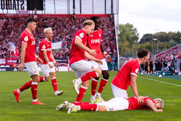 23.08.2026, Fussball, 1. Runde im DFB-Pokal, Rot-Weiss Essen - FC St. Pauli. Die Spieler von Rot-Weiss Essen bejubeln das Tor zum 1:0 durch Marek Janssen (Rot-Weiss Essen). Essen Stadion an der Hafenstraße NRW Deutschland xRHR-FOTO DEx *** August 23, 2026, Soccer, 1st Round of the DFB Cup, Rot-Weiss Essen vs. FC St. Pauli. Rot-Weiss Essen players celebrate Marek Janssen s goal to make it 1–0. Rot-Weiss Essen, Essen, Stadion an der Hafenstraße, North Rhine-Westphalia, Germany. xRHR PHOTO DEx Copyright: DennisxEwert RHR-FOTOx RHR-FOTO DE