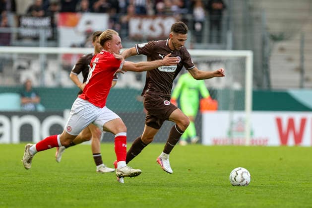 23.08.2026, GER, Fussball, Herren, DFB-Pokal, Saison 2026 2027, Rot-Weiss Essen - St. Pauli Tony Menzel (RWE) und Branimir Hrgota (Pauli) im Kampf um den Ball Essen Stadion an der Hafenstraße Nordrhein-Westfalen Deutschland *** August 23, 2026, Germany, Soccer, Men s, DFB Cup, 2026–2027 Season, Rot-Weiss Essen vs. St. Pauli; Tony Menzel (RWE) and Branimir Hrgota (Pauli) battle for the ball at Essen s Stadion an der Hafenstraße, North Rhine-Westphalia, Germany Copyright: xAdrianxSchlüterx